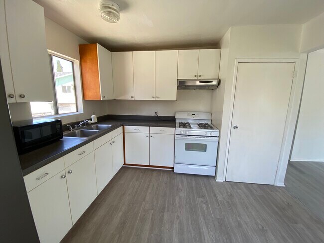 Kitchen counter tops - 1156 N Chicago St