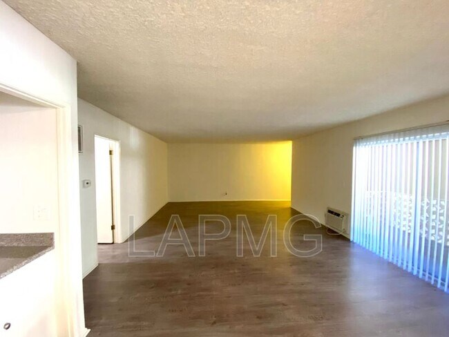 Foto del edificio - 5452 Lindley Ave