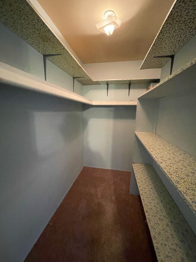 Building Photo - 13920 Camelot Dr