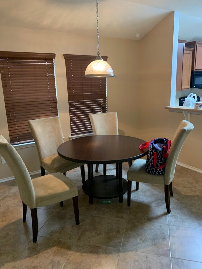 Comedor - 4606 Lookout Mountain Ln