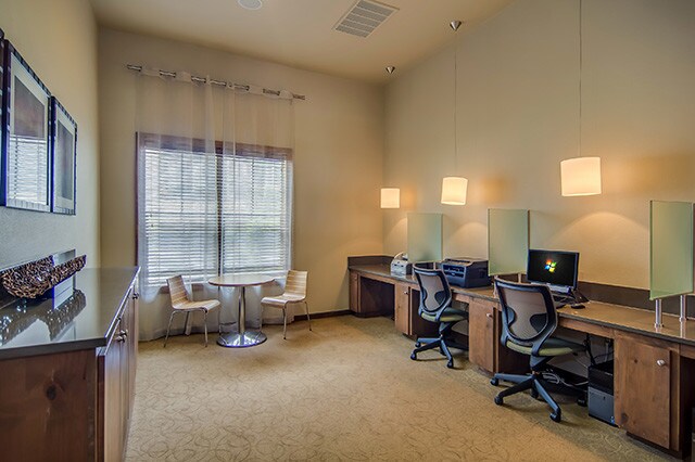 Centro de negocios - Crescent Pointe Apartments