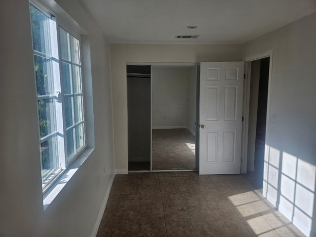 Building Photo - 1042 Hollister St