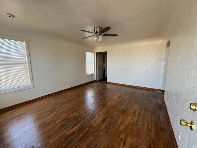 Building Photo - Beautiful Santa Fe Style home!