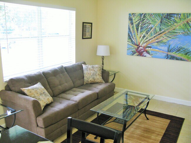 Limpio, luminoso y totalmente amueblado. - 304 SW 16th Ct