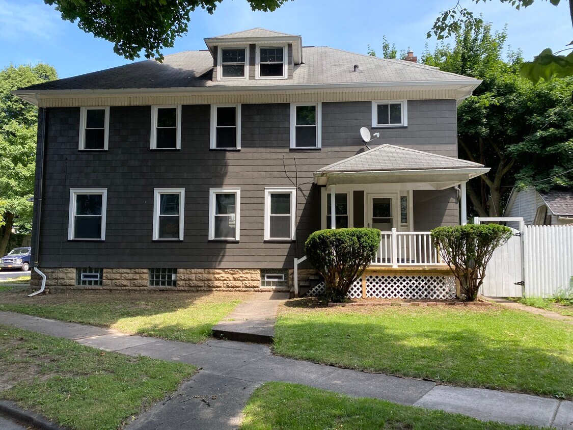 Primary Photo - 64 Nelson St