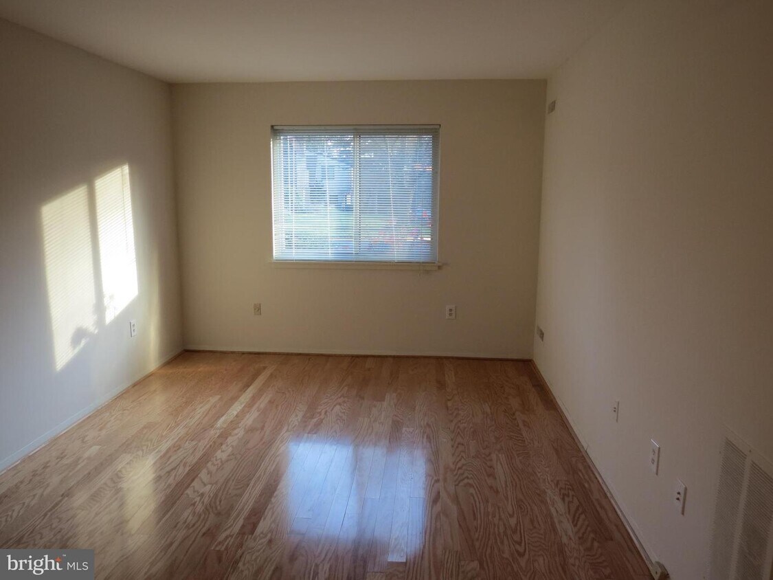 Primary Photo - 1727 Ivy Oak Square