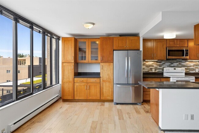 Building Photo - 2 bed 2 bath condo in heart of Capitol Hill!