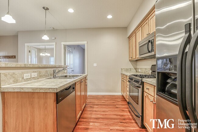Building Photo - Ground Level 1+br Condo with all new carpe...