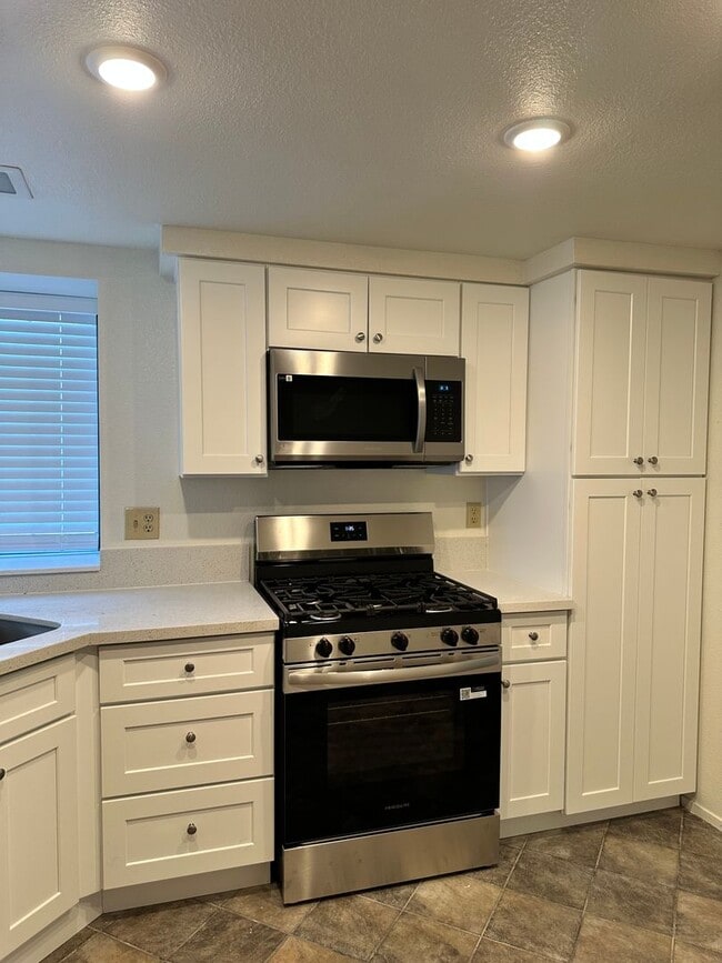 Building Photo - Gorgeous 2 bed/2Ba Home