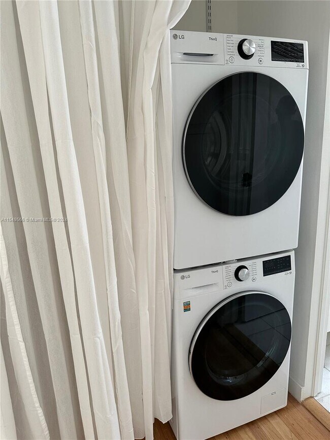 Building Photo - 401 Collins Ave