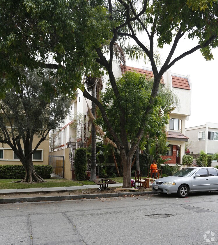 Foto del edificio - 305 N Cedar St