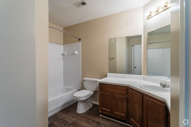 2BD, 1BR - 978SF - Bathroom - Colony Woods