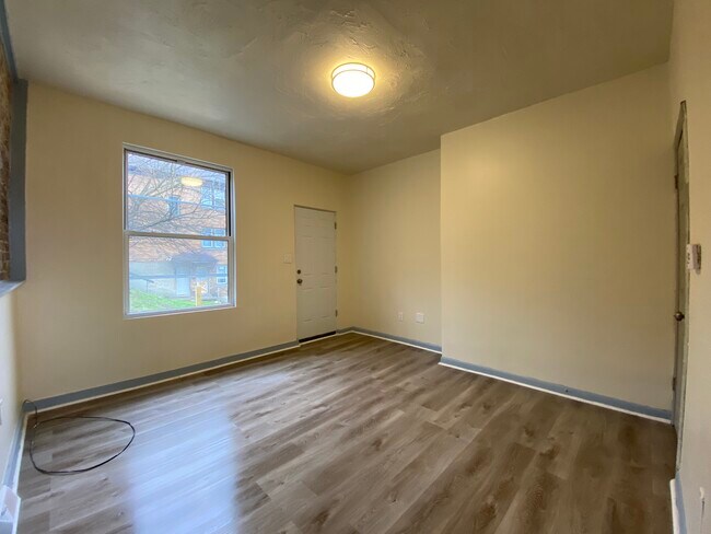 Building Photo - 620 W 7th Ave