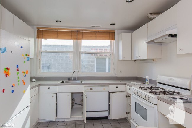 Building Photo - 4 br, 2 bath  - 3449 N Racine Ave