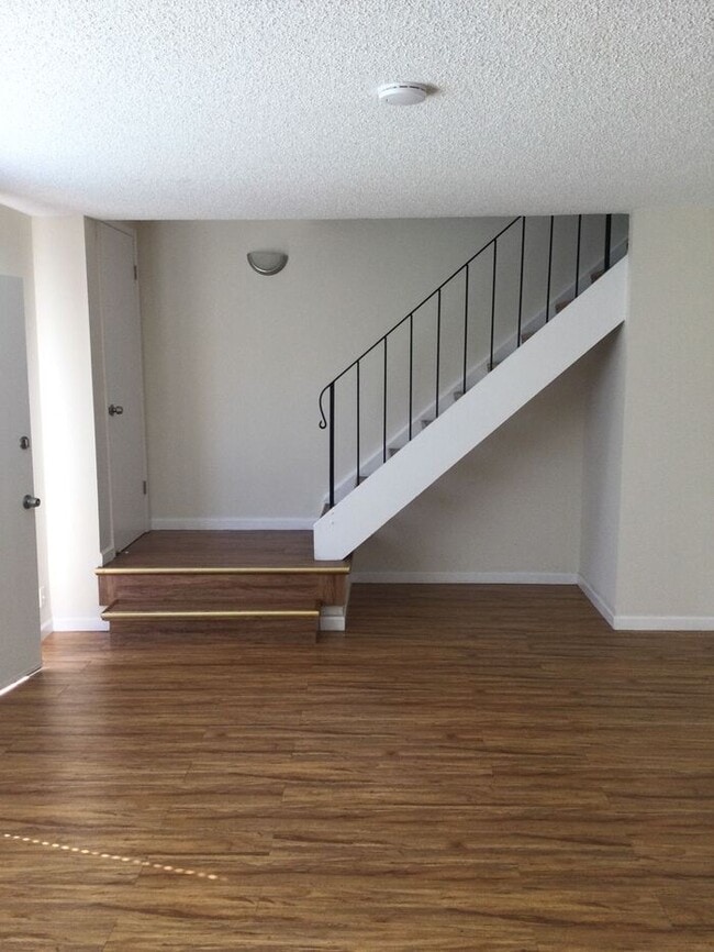 Building Photo - Great 2-story 3 bedroom 1.5 bath townhome ...