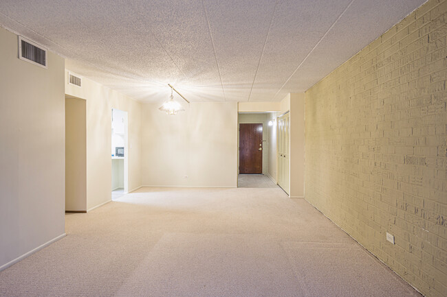 Building Photo - 3849 N Parkway Dr