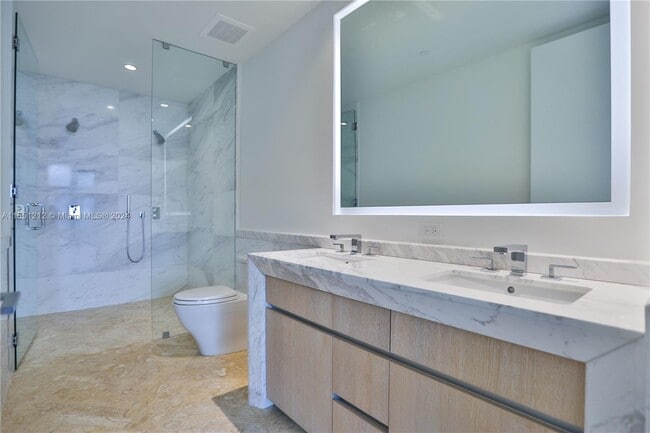 Building Photo - 2831 S Bayshore Dr