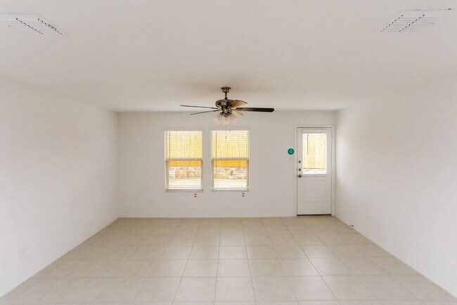 Building Photo - 1017 Crestview Dr