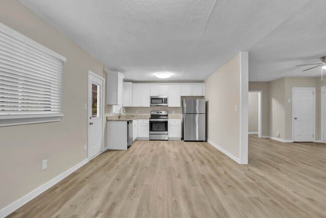 Building Photo - 6061 Lower Brk Ln