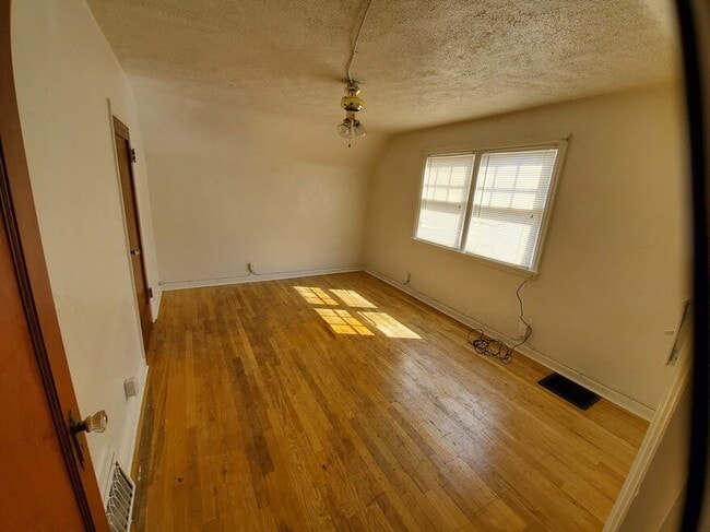 Building Photo - 424 W Benton St