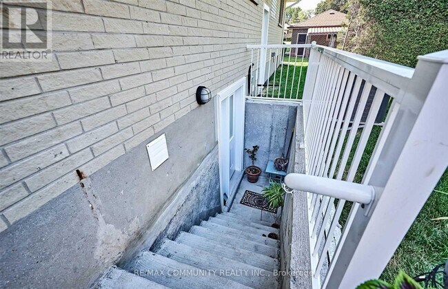 Building Photo - 837 Glenrush St