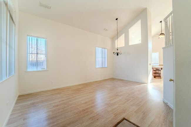 Building Photo - ? Spacious 4-Bedroom, 2.5-Bathroom Home in...