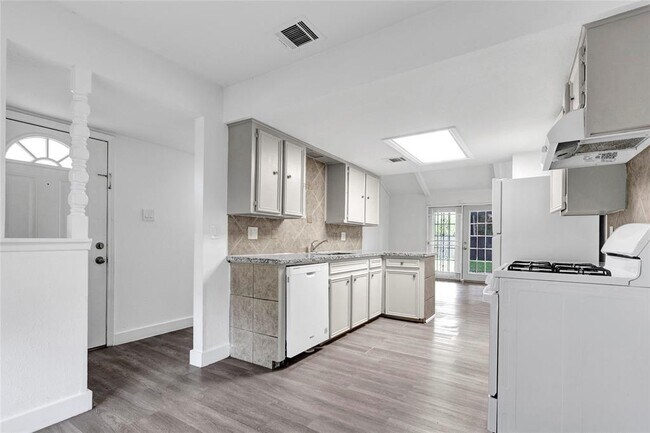 Foto del edificio - 7027 Log Hollow Dr