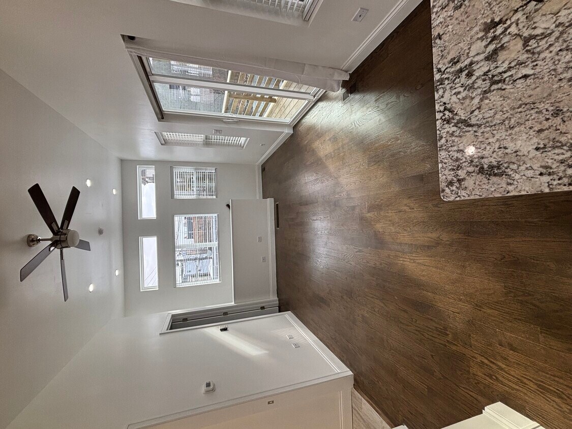 Building Photo - 839 N Winchester Ave