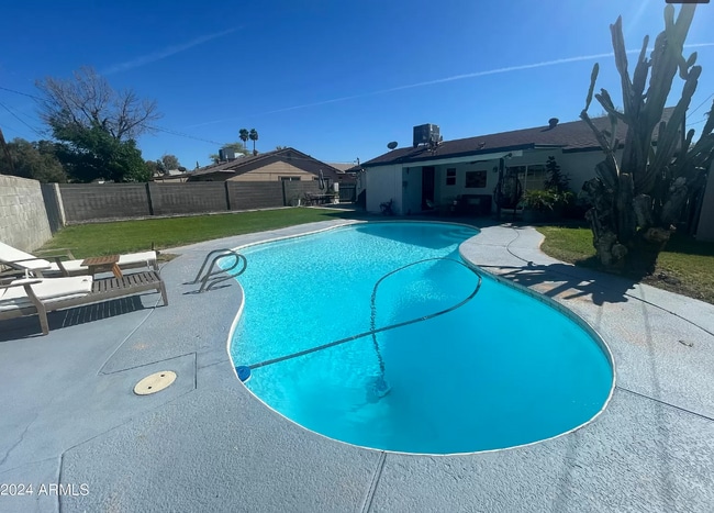 Building Photo - 422 E Balboa Dr