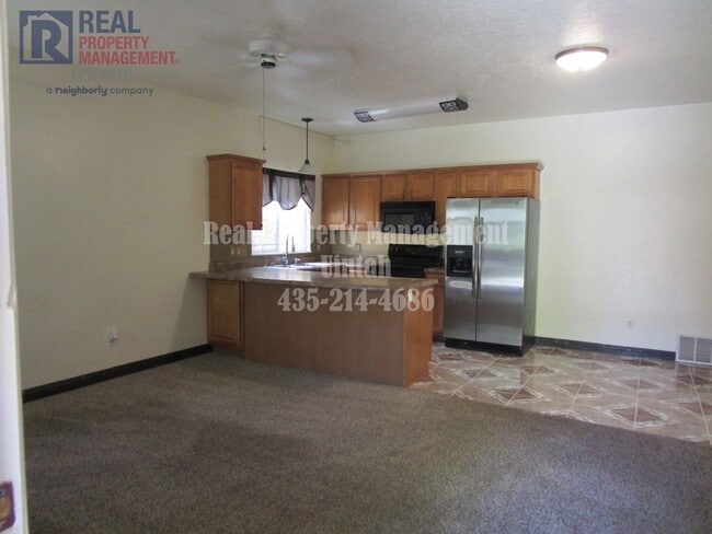 Building Photo - 393 E 600 S