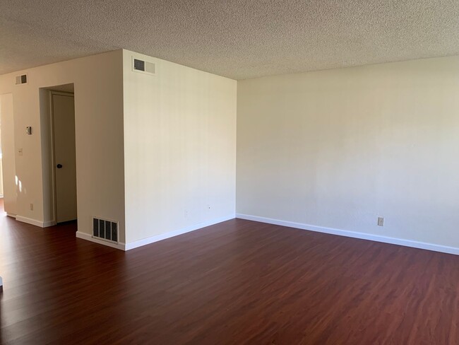 Building Photo - Spacious Townhouse
