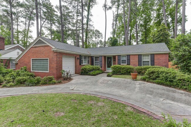 Foto del edificio - Charming 3 Bedroom, 2 Bath All-Brick Bungalow with Garage!