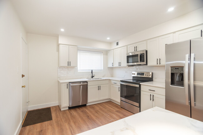 Building Photo - 9446 Bay Colony Dr