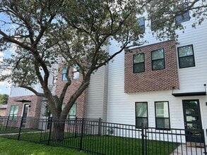 Building Photo - 710 Vassar Ct
