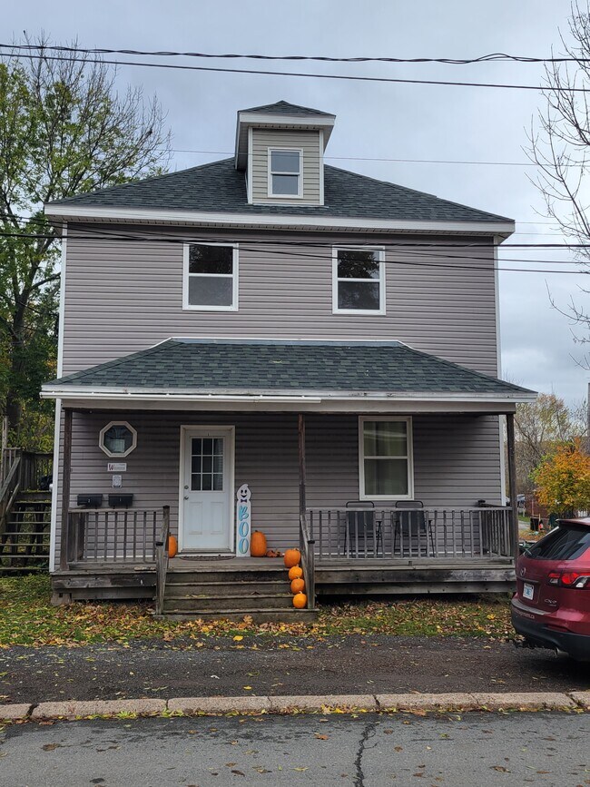 Photo du bâtiment - A Duplex on a beautifully treed lot
