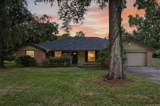 Spacious 3BR Home with Fireplace, Garage & Private Yard - Spacious 3BR Home with Fireplace, Garage & Private Yard