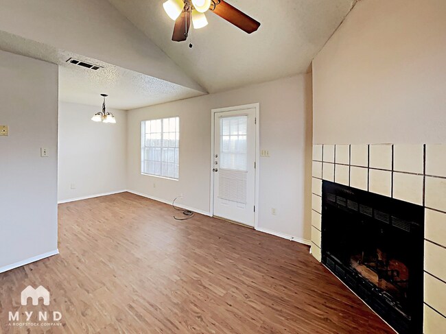 Foto del edificio - 2214 Creekside Ln