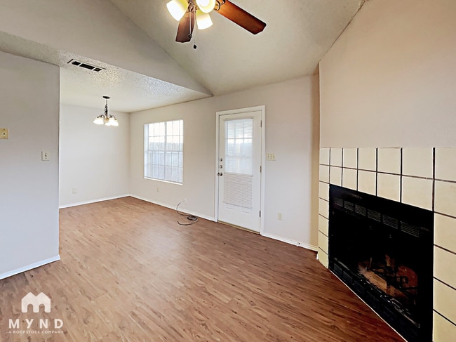 Building Photo - 2214 Creekside Ln