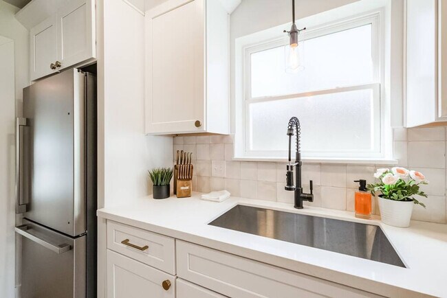 Foto del edificio - 6230 Rena St