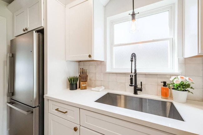 Building Photo - 6230 Rena St