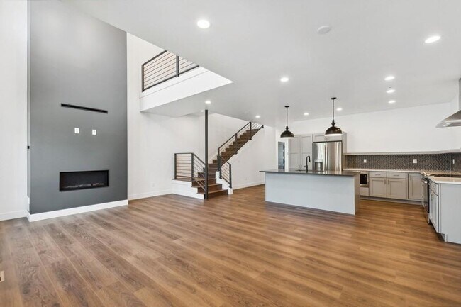 Building Photo - 1022 8th St