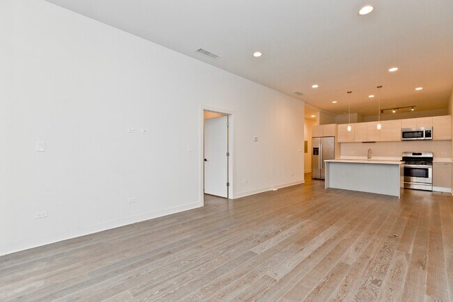 Building Photo - 858 N Franklin St
