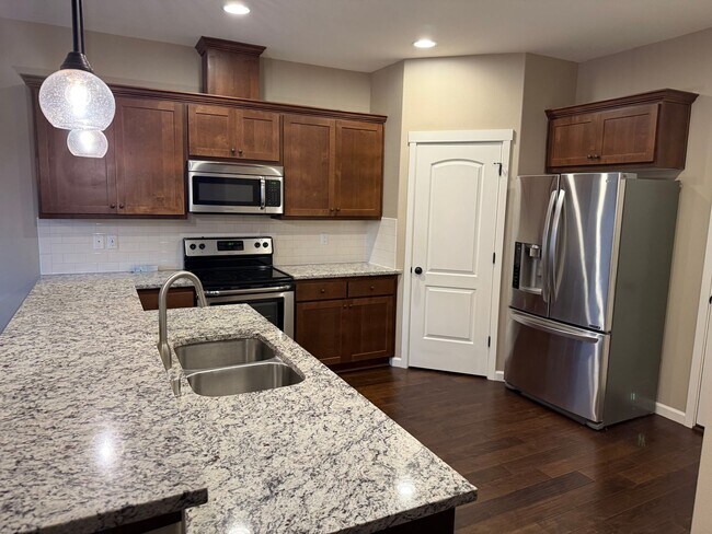 Building Photo - Beautiful 3 Bedroom House with High Ceilin...