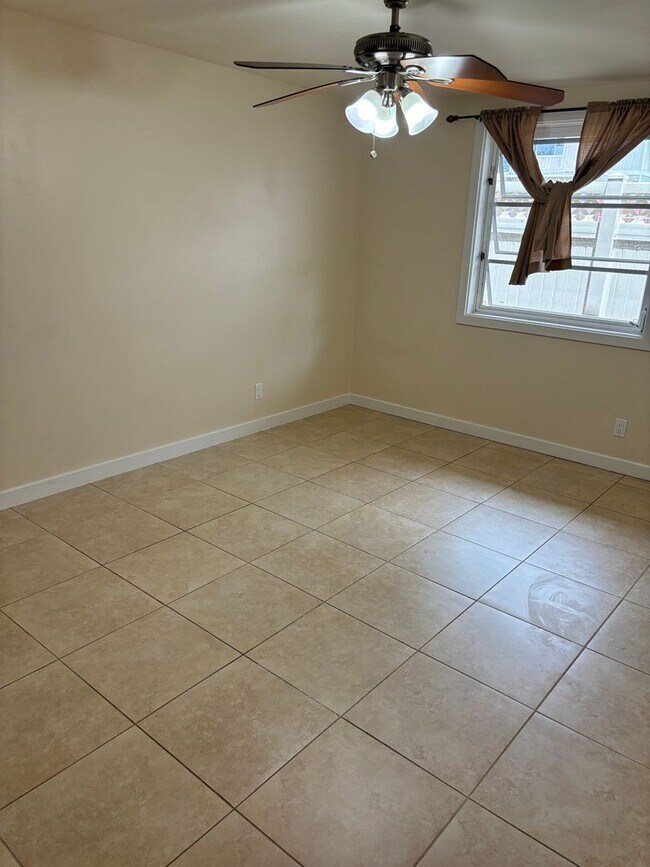 Foto del edificio - $2,500 - Manoa -  2 Bedroom, 1 bath, 2 cov...