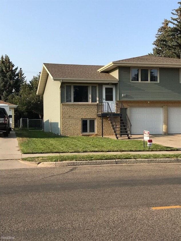 3 br, 2 bath House 700 E Turnpike Ave House Rental in Bismarck, ND