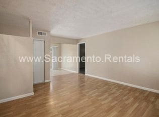 Foto del edificio - Nicely Updated 3bd/1.5ba Duplex near Power Inn & Gerber Rd