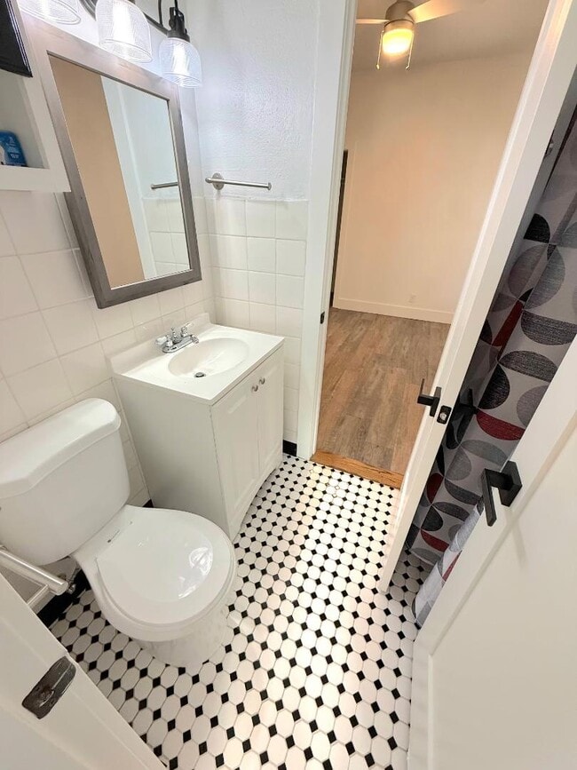 Building Photo - 609 Teller Ave