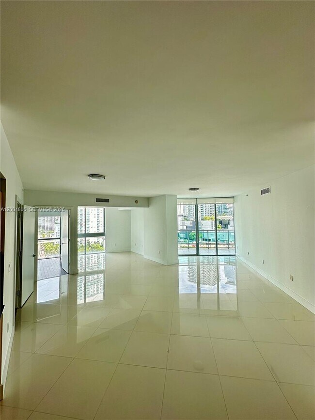 Foto del edificio - 350 S Miami Ave