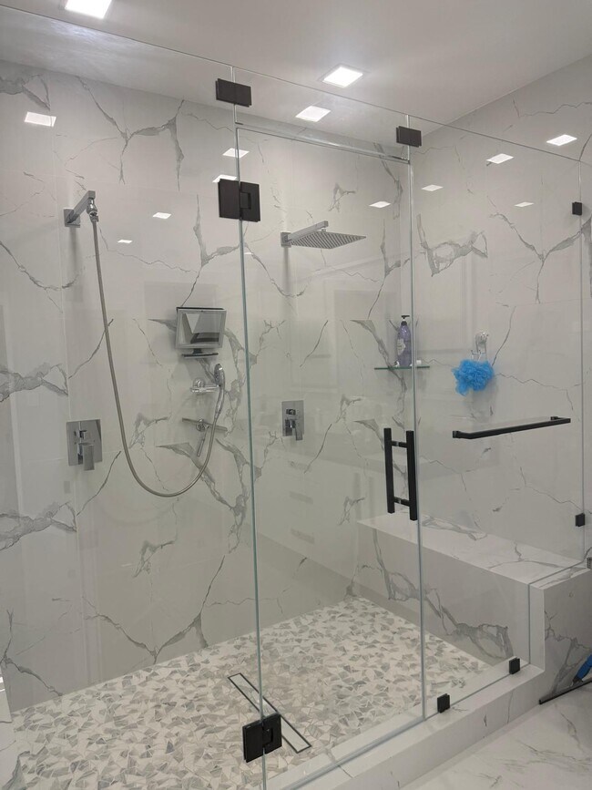 Ducha principal a ras de suelo - 11300 SW 236th Ln