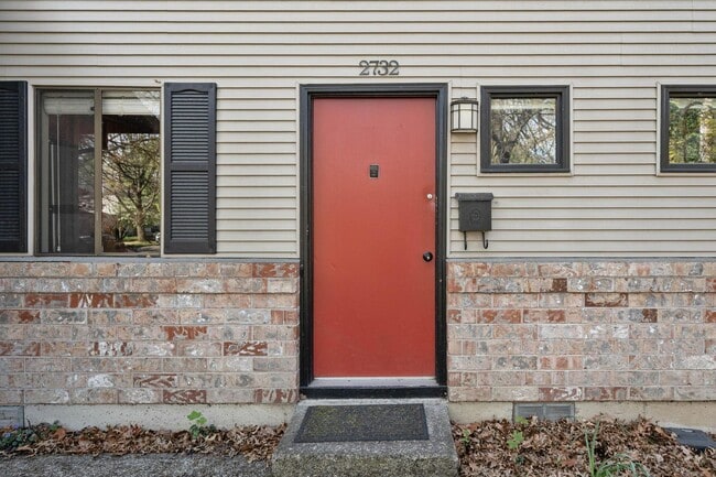 Photo - Well-maintained 2-bdrm/1-bath unit in tri-plex—On-site laundry, off-street parking, storage Apartment